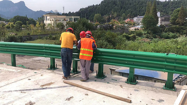 邯郸高速公路护栏板的维护确保道路安全的关键环节